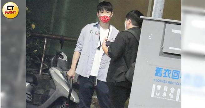 张立昂一派轻松与同事在经纪公司门口聊天。（图／本刊摄影组）