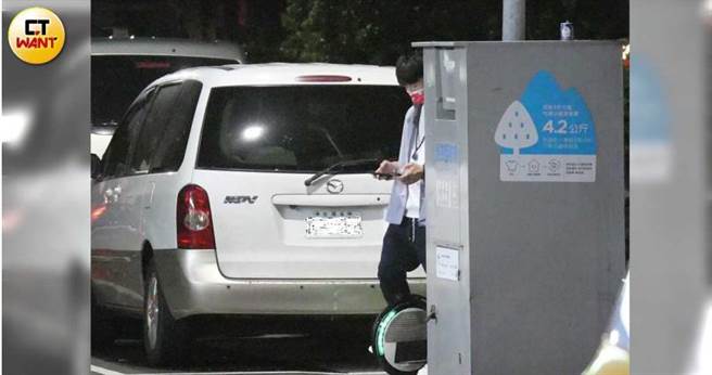 同事先离开后，张立昂准备踩电动独轮车离开。（图／本刊摄影组）