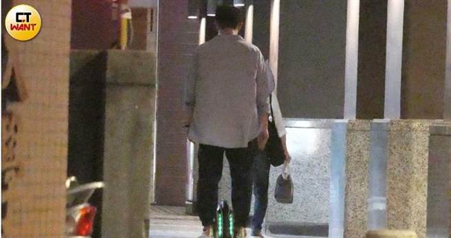 不知是否顾虑到交通问题，张立昂一路上走走停停，后来牵着独轮车步行。（图／本刊摄影组）