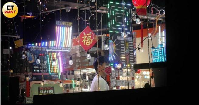 张立昂进入一家LED材料店採买灯具相关商品。（图／本刊摄影组）