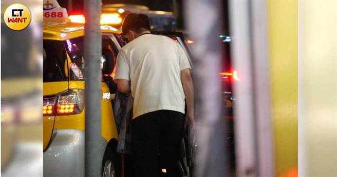 大约半个小时后，有辆计程车停到店外，张立昂走出店门并到计程车边和车上的女生讲了几句话，之后又共车离去。（图／本刊摄影组）