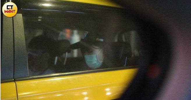 虽然女生特地搭车去接张立昂，但两人在车上互动不多，也鲜少对话。（图／本刊摄影组）