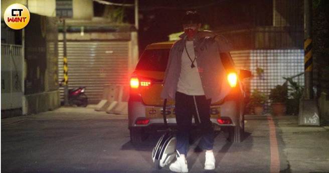 都已经搭上计程车，但车却在张立昂隔壁巷子停下而非家门口，他下车步行住返家。（图／本刊摄影组）