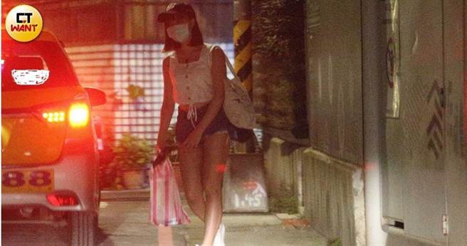 在张立昂走进住处巷子后，短髮妹才下车，手上还拎着张立昂刚刚在LED材料行採买的商品。（图／本刊摄影组）