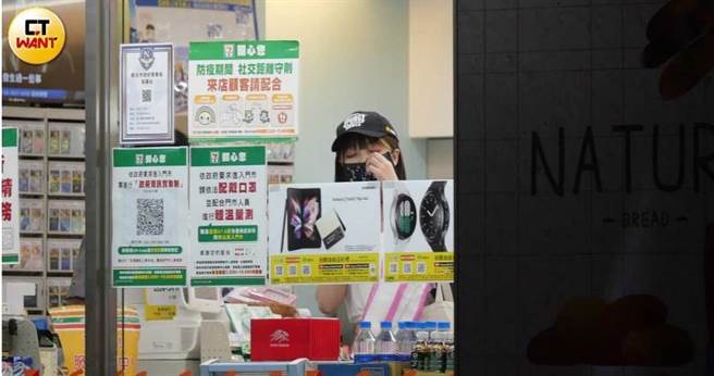 女生下车去便利商店买东西，还刻意换戴了不同顏色的口罩才走出店外。（图／本刊摄影组）