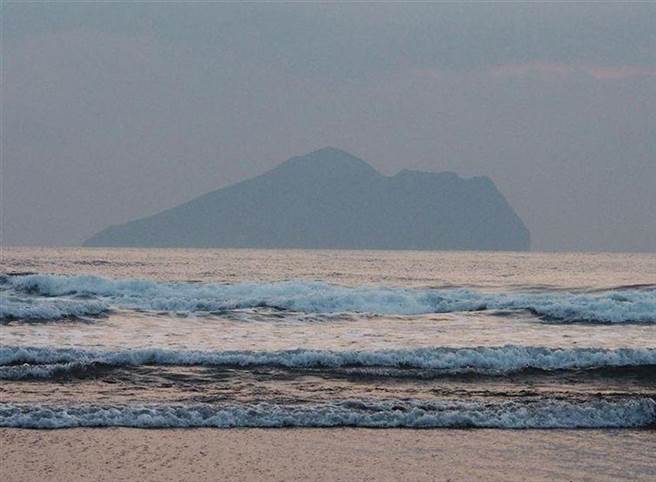 头城蜜月湾意外，5男女下水衝浪1男失踪搜救中。(中时资料库)