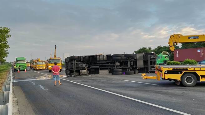 6日清晨近5時在國道1號南向350.9公里岡山路段，發生二部大貨車追撞的交通事故，其中一部大貨車側翻車道，造成交通打結。（翻攝照片／林瑞益高雄傳真）