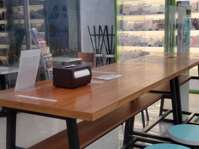 一家便利超商5日深夜仍不敢取下隔板。（周麗蘭攝）