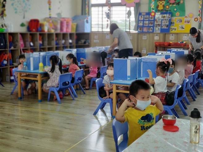 斗南鎮立幼兒園以文件夾做成用餐隔板。（資料照片）