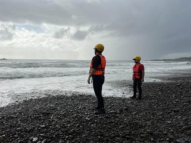 一名衝浪客今天下水后未上岸，宜兰县消防局获报后派员前往搜救。（宜兰县消防局提供／李忠一宜兰传真）