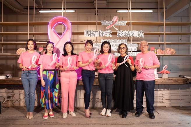 左起艺人锺欣怡、喜事集团营运长宋安、时尚企业家冯亚敏、艺人朱俐静、雅诗兰黛集团公共事务总监蔡易伶女士、婚纱教母林莉、台湾癌症临床研究发展基金会陈博明董事长出席响应2021粉红丝带乳癌防治宣导活动。 （雅诗兰黛集团提供）