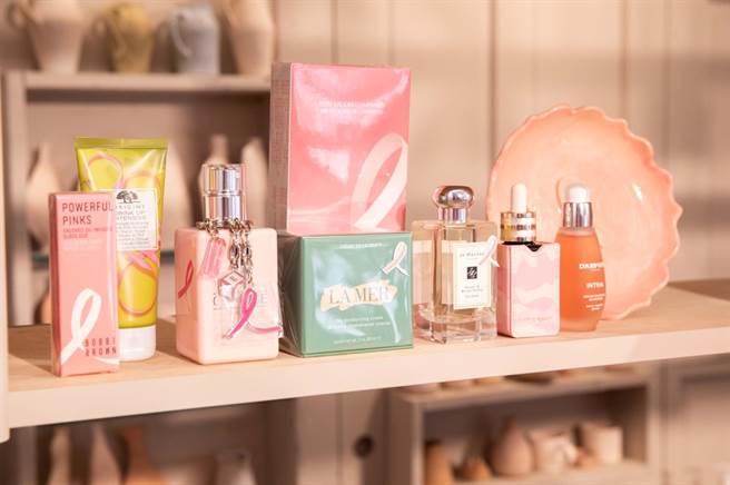 2021粉红丝带限量公益义卖组合 （雅诗兰黛集团提供）