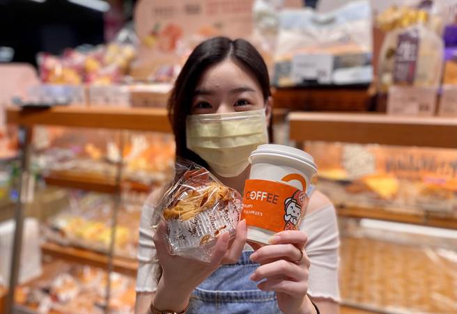 「PXGo!全联线上购」加加购物节期间，OFF COFFEE全品项和阪急麵包消费满1010元赠1010福利点。（全联提供）
