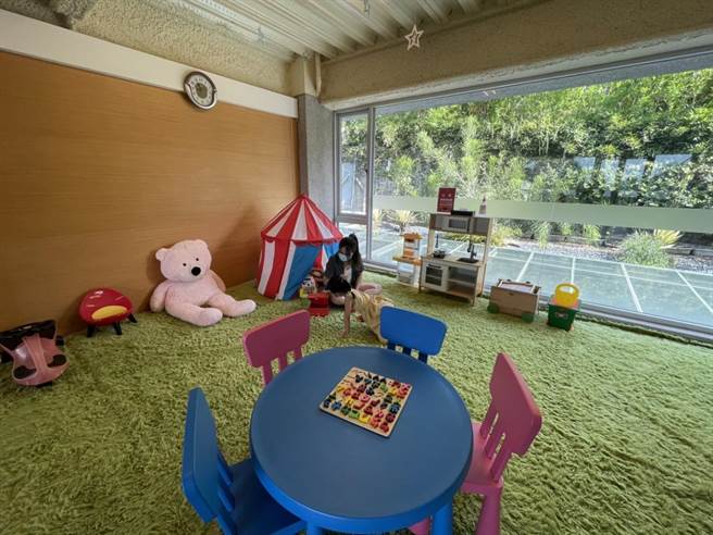 日光温泉饭店将馆内五间客房改装为亲子主题温泉套房，让喜爱泡汤纾压的爸妈们可以带着孩子来泡汤，也不担心孩子在房内会无聊。（冯惠宜摄）