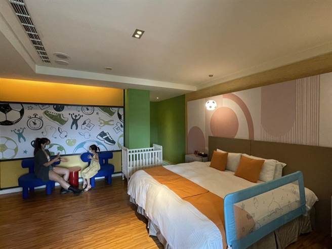 日光温泉饭店将馆内五间客房改装为亲子主题温泉套房，把汤屋变身小型游乐场，让亲子游客泡汤更增添乐趣。（冯惠宜摄）