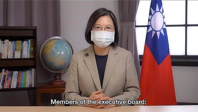 双十国庆即将来临，国庆筹委会公布双十节当天，将有一幅长18公尺、宽12公尺、重量达45公斤，摊开来占地65坪的巨幅国旗，由陆军CH-47运输直升机吊挂飞越总统府上空。舆论质疑挂这么大面国旗只是为兵凶战危遮羞吗？（图／总统府提供）