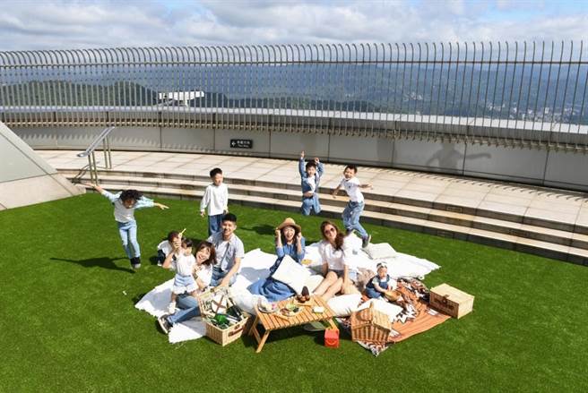 91楼天际之旅囊括「天空草原野餐」（图）与「iPILOT飞行体验」是家人朋友休憩及孩子放电出游的好选择。（台北101提供）