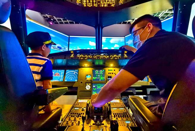 91楼天际之旅囊括「天空草原野餐」与「iPILOT飞行体验」（图）是家人朋友休憩及孩子放电出游的好选择。（台北101提供）