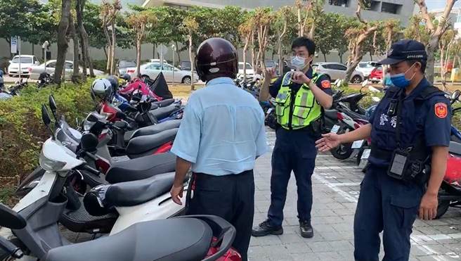 警方见72岁周姓老翁一脸茫然徒步于停车场前徘徊，警方主动上前关心、协助寻找。（警方提供）