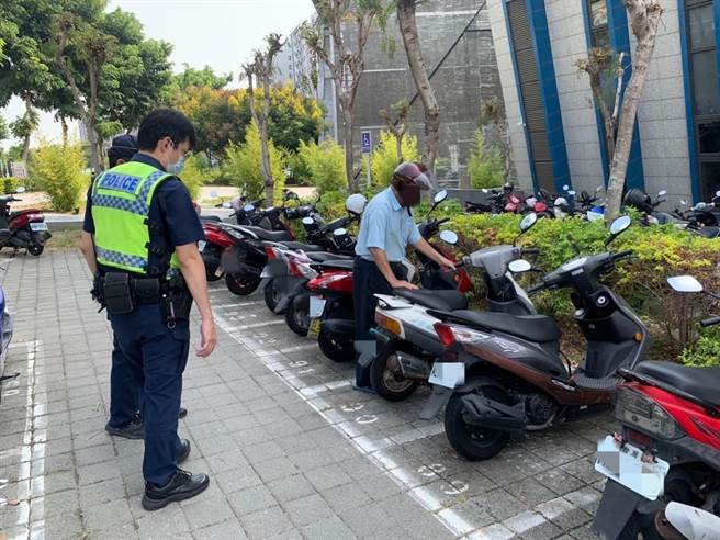 警方见72岁周姓老翁一脸茫然徒步于停车场前徘徊，警方主动上前关心、协助寻找。（警方提供）