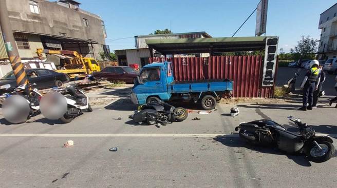 桃园市八德区5日早上7点多于长兴路上发生2辆机车相撞的事故，1辆直行机车撞上1辆要左转的机车，所幸2人仅擦挫伤。（桃园市八德警分局提供／陈梦茹桃园传真）