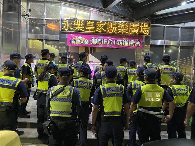 警力前往辖内电子游艺场各营业场所执行防疫宣导，要求业者应遵守实联制等防疫规定。（警方提供／陈世宗台中传真）