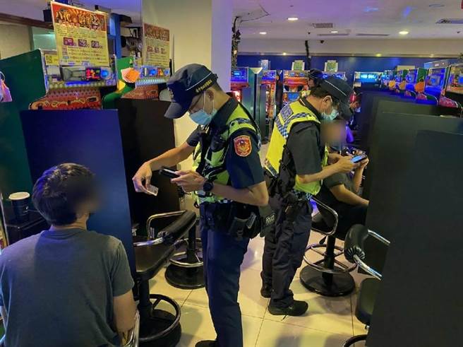 警力前往辖内电子游艺场各营业场所执行防疫宣导，要求业者应遵守实联制等防疫规定。（警方提供／陈世宗台中传真）