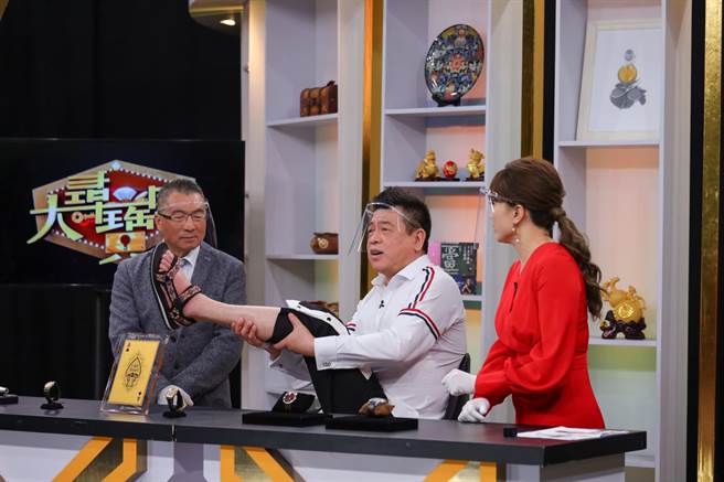 孙德荣因左脚肿胀姗姗来迟，还将脚抬起来给眾人看。（JET提供）