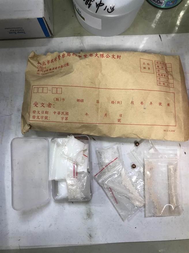 新北市刑警大隊今年3月初爆出天花板藏槍毒，陳姓小隊長承認10年前駐地搬遷至現址時，他曾將此物放在天花板內。新北地檢署今日偵結，認為陳員罪嫌不足，處分不起訴。（蔡雯如翻攝）