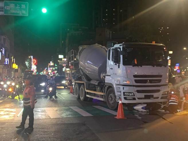 桃园市芦竹区5日有1辆混凝土预拌车，因绿灯起步未留意车前撞倒女骑士。（桃园市芦竹警分局提供／陈梦茹桃园传真）