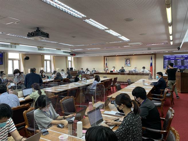 立法院内政委员会今邀请行政院副秘书长何佩珊、内政部长徐国勇等人专案报告行政区画现况检讨，何佩珊报告指出，行政区画法草案五队送进立法院被退回，因此不只考量民意，朝野能否携手合作也是关键因素之一。（林缙明摄）