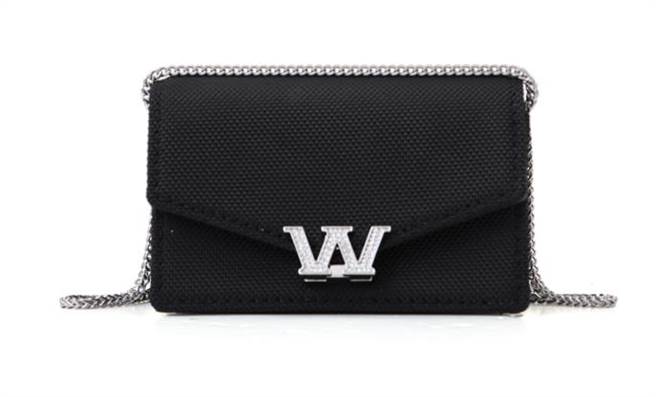 BREEZEONLINEalexanderwang水钻W字解构式迷你包，原价2万800元、特价1万7680元。（微风提供）