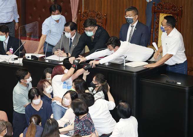 国民党近日为立法院前后门开启时间有几秒落差，瘫痪立院议事，抗议民进党不中立。（资料照，姚志平摄）