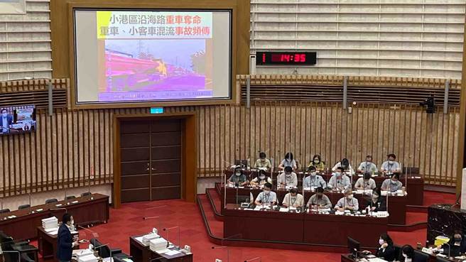 高市議員陳致中今（6）日質詢時提到，大車小車混流造成這種悲劇，只要改善就不是永遠的痛，距離國道七號完工前還有6、7年，人命關天刻不容緩。（柯宗緯攝）