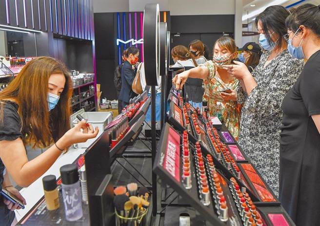 陆十一长假 支付宝：景区消费涨9倍。图为民眾在海南免税店选购化妆品。（中新社）