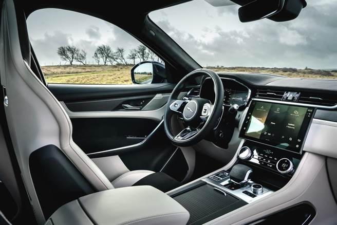 內裝採用頂級材質鋪陳，亦可選配更具跑車風格的鋁合金與碳纖維材質點綴。（Jaguar Land Rover Taiwan提供）