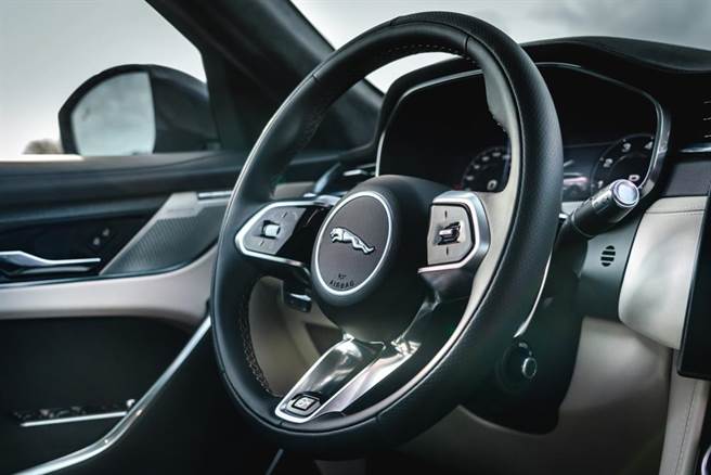 多功能跑車方向盤全面重新設計，具備SVR專屬徽飾與細膩縫線。（Jaguar Land Rover Taiwan提供）