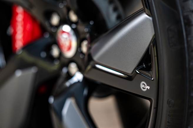 全面搭載全新21吋SVR專屬設計款式的鍛造鋁合金輪圈。（Jaguar Land Rover Taiwan提供）