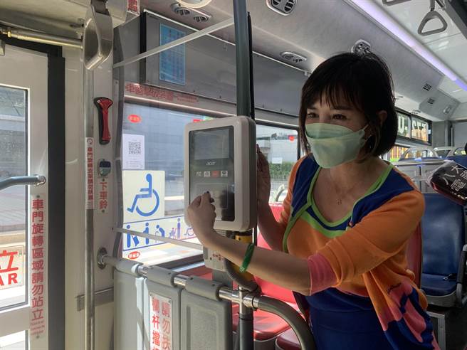 北市议员王欣仪要求公运处邀集业者协议，避免再有乘客遭车门夹伤。（黄婉婷摄）