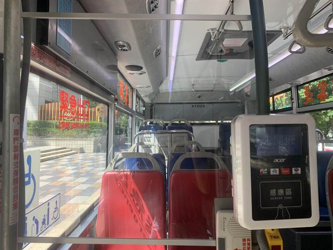 台北市公共运输处为此下令，明年3月底前，将于全市3000台低地板公车上，装设2片160公分高的透明压克力板。（黄婉婷摄）