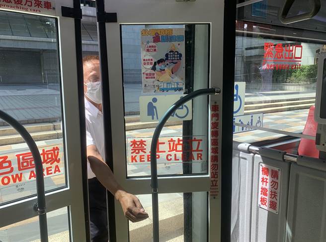 部分公车业者会在车门旁加装感应条，若是侦测到物品或人体被夹住将自动开门。（黄婉婷摄）