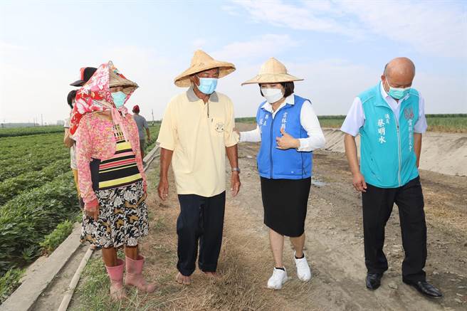 云林县元长乡路面、排水不佳，县长张丽善（右二）会勘编列近千万元解决。（张朝欣摄）