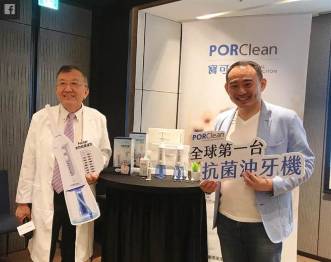 宝可龄公司董事长李健齐(右)邀请美国马里兰大学牙医学博士李大卫参加公司产品说明会。图／业者提供