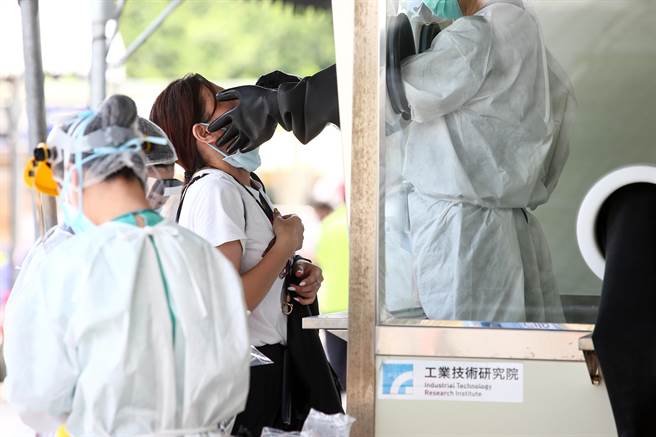 新冠肺炎疫情在各国蔓延至今已1年9个月，国内确诊人数累计1万6262人。（示意图，邓博仁摄）