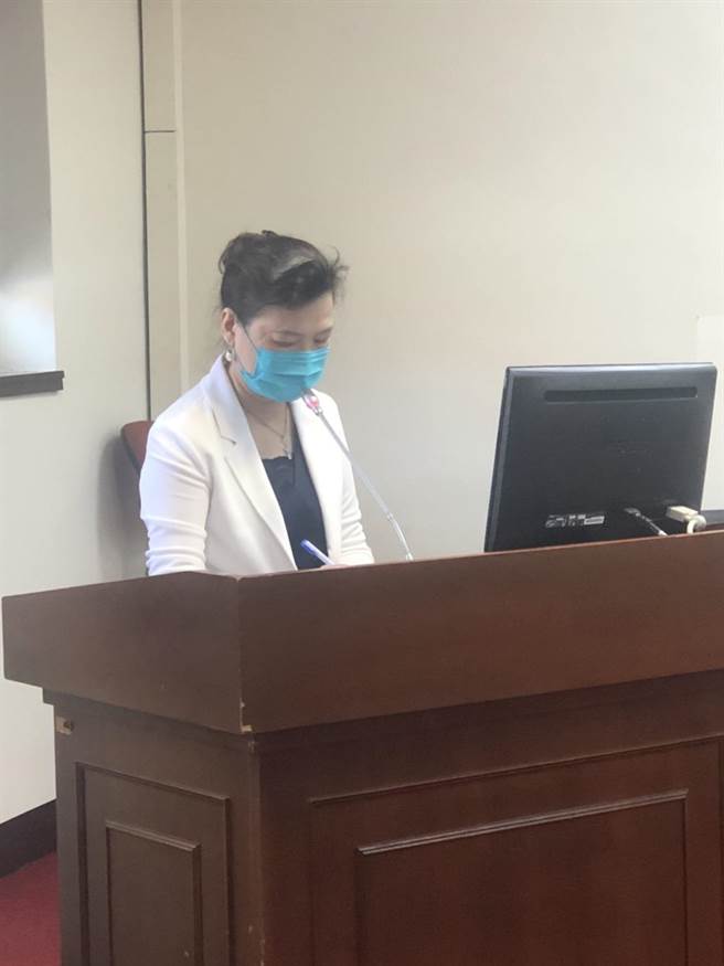 立委關切2022年4月中下旬後出生新生兒來不及領取五倍券，呼籲可讓父母提前領，經濟部長王美花答應思考規劃。（圖／王玉樹攝）