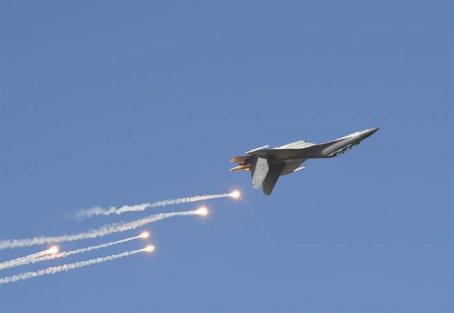 图为歼-16单机空中展示。(资料照／中新社)