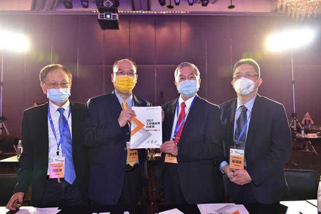 （台湾工具机暨零组件公会理事长许文宪（左二）6日将台湾第1本工具机产业白皮书送给行政院副院长沈荣津（右二）、沈荣津还在封面签字。创会理事长程泰集团董事会杨德华（左一）及名誉理事长东台集团董事长严瑞雄（右一）都出席工具机产业白皮书发表会。图／沈美幸）