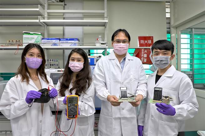 台科大化工系葉禮賢教授(右二)研發的「可撓式滴水發電隨身電源」，只要在薄膜一端滴上幾滴水溶液，即可利用毛細與蒸發現象來驅動薄膜中的水與離子運動，進而發電。(台科大提供／李侑珊台北傳真)