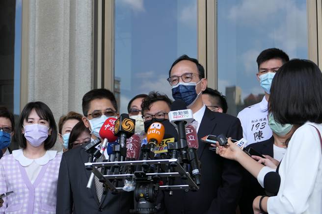 国民党主席朱立伦上午在秘书长黄健庭、副秘书长李彦秀、罗智强、谢依鳯以及多位党务主管和中常委的陪同下，一同到国父纪念馆向孙中山铜像献花致意。（赵婉淳摄）