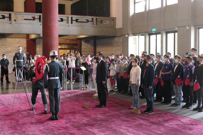 国民党主席朱立伦上午在秘书长黄健庭、副秘书长李彦秀、罗智强、谢依鳯以及多位党务主管和中常委的陪同下，一同到国父纪念馆向孙中山铜像献花致意。（赵婉淳摄）